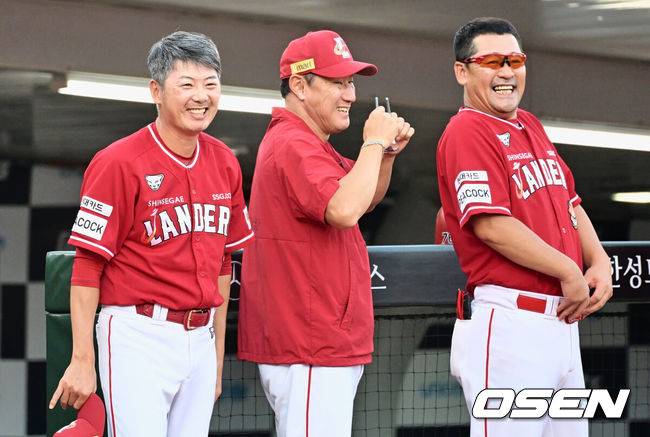 [OSEN=부산, 이석우 기자] SSG 랜더스 김원형 감독, 조원우 코치, 김민재 코치 084 2023.08.04 / foto0307@osen.co.kr