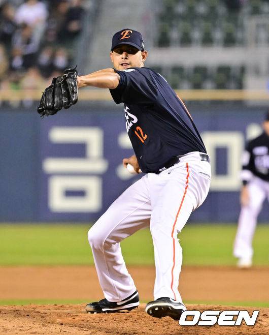 [OSEN=잠실, 박준형 기자] 3일 오후 서울 잠실구장에서 ‘2026 신한은행 SOL Bank KBO리그’ 두산 베어스와 한화 이글스의 경기가 진행됐다.이날 두산은 플렉센을, 한화는 에르난데스를 선발투수로 내세웠다.  4회말 한화 선발투수 에르난데스가 역투하고 있다.       2026.04.02 / soul1014@osen.co.kr