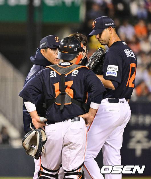 [OSEN=잠실, 박준형 기자] 3일 오후 서울 잠실구장에서 ‘2026 신한은행 SOL Bank KBO리그’ 두산 베어스와 한화 이글스의 경기가 진행됐다.이날 두산은 플렉센을, 한화는 에르난데스를 선발투수로 내세웠다.  5회말 2사 1,2루 한화 양상문 투수 코치가 마우드에 올라 에르난데스와 이야기를 나누고 있다    2026.04.02 / soul1014@osen.co.kr