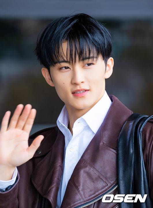 [OSEN=김포공항, 민경훈 기자] NCT 마크가 31일 김포국제공항을 통해 해외 일정 참석차 중국 상하이로 출국했다.NCT 마크는 FW26 상하이 패션위크 패션쇼에 참석한다.NCT 마크가 출국장으로 향하며 포즈를 취하고 있다. 2026.03.31 /rumi@osen.co.kr