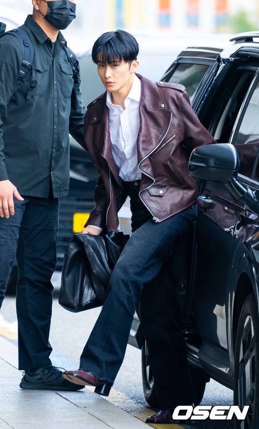 [OSEN=김포공항, 민경훈 기자] NCT 마크가 31일 김포국제공항을 통해 해외 일정 참석차 중국 상하이로 출국했다.NCT 마크는 FW26 상하이 패션위크 패션쇼에 참석한다.NCT 마크가 출국장으로 향하며 포즈를 취하고 있다. 2026.03.31 /rumi@osen.co.kr