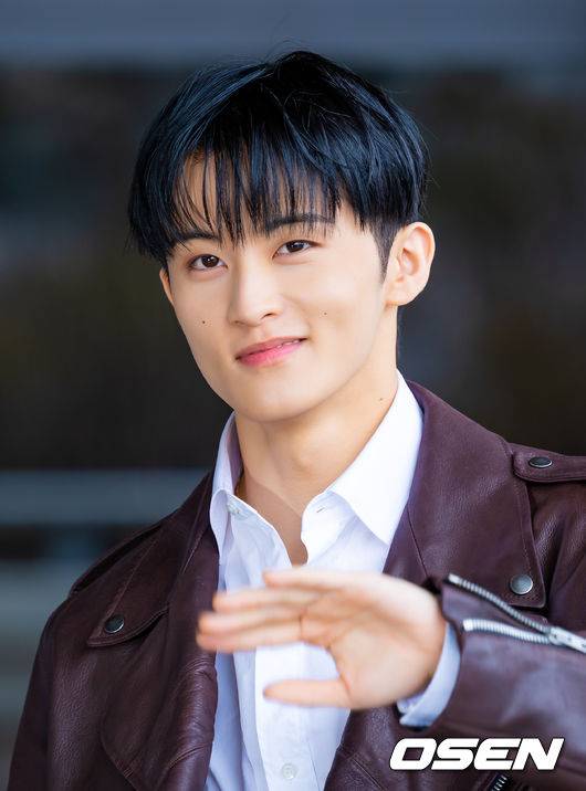 [OSEN=김포공항, 민경훈 기자] NCT 마크가 31일 김포국제공항을 통해 해외 일정 참석차 중국 상하이로 출국했다.NCT 마크는 FW26 상하이 패션위크 패션쇼에 참석한다.NCT 마크가 출국장으로 향하며 포즈를 취하고 있다. 2026.03.31 /rumi@osen.co.kr