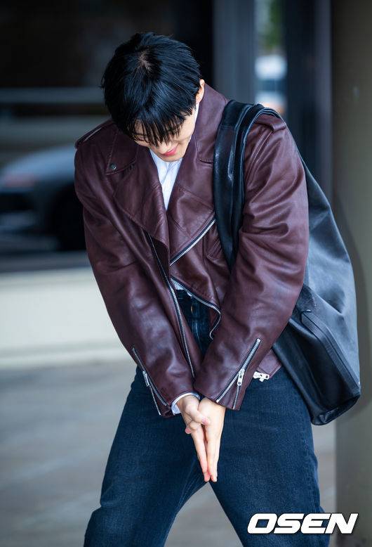 [OSEN=김포공항, 민경훈 기자] NCT 마크가 31일 김포국제공항을 통해 해외 일정 참석차 중국 상하이로 출국했다.NCT 마크는 FW26 상하이패션위크 패션쇼에 참석한다.NCT 마크가 출국장으로 향하며 포즈를 취하고 있다. 2026.03.31 /rumi@osen.co.kr