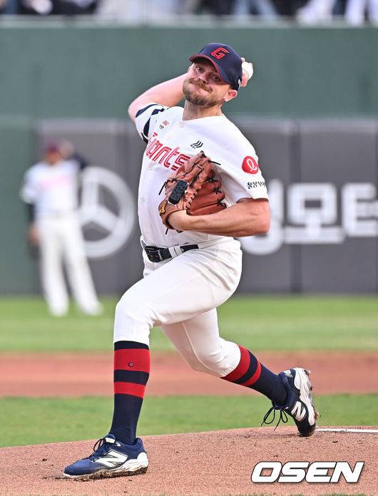 [OSEN=부산, 이석우 기자] 4일 부산 사직야구장에서 2026 신한 SOL KBO 리그 롯데 자이언츠와 SSG 랜더스의 경기가 열렸다. 홈팀 롯데는 비슬리가, 방문팀 SSG는 김건우가 선발 출전했다.롯데 자이언츠 선발 투수 비슬리가 역투하고 있다. 2026.04.04 / foto0307@osen.co.kr