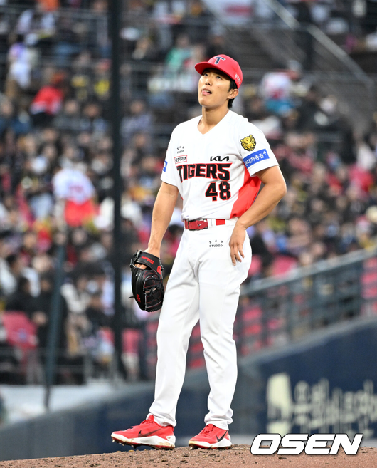 [OSEN=광주, 이대선 기자] 4일 광주-기아 챔피언스필드에서 2026 신한 SOL KBO리그 KIA 타이거즈와 NC 다이노스의 경기가 열렸다.이날 KIA는 이의리, NC는 커티스 테일러를 선발로 내세웠다.3회초 2사 1,2루에서 KIA 이의리가 NC 최정원에게 볼넷을 허용하고 아쉬워하고 있다. 2026.04.04 /sunday@osen.co.kr