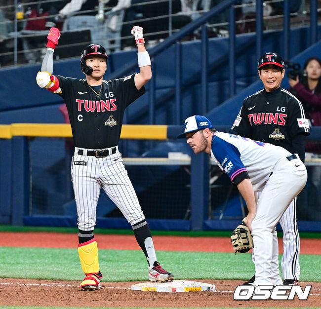 [OSEN=고척, 박준형 기자] 4일 오후 서울 고척스카이돔에서 ‘2026 신한은행 SOL Bank KBO리그’ 키움 히어로즈와 LG 트윈스의 경기가 진행됐다.이날 키움은 하영민을, LG는 임찬규를 선발투수로 내세웠다.  8회초 2사 만루 LG 박해민이 동점 2타점 적시타를 날린뒤 세리머니를 하고 있다.   2026.04.04 / soul1014@osen.co.kr