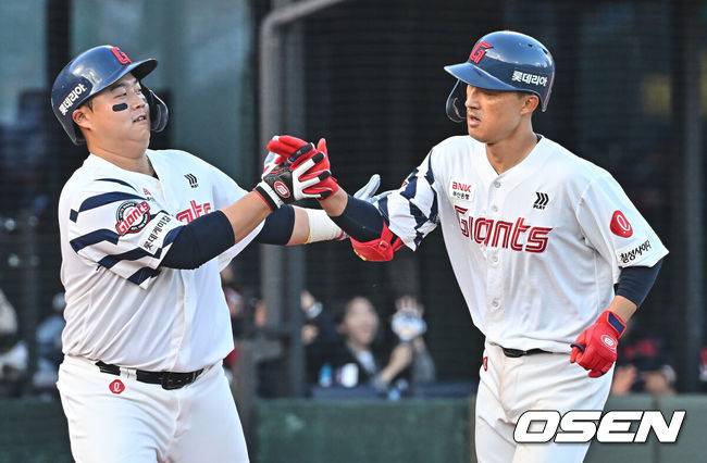 [OSEN=부산, 이석우 기자] 4일 부산 사직야구장에서 2026 신한 SOL KBO 리그 롯데 자이언츠와 SSG 랜더스의 경기가 열렸다. 홈팀 롯데는 비슬리가, 방문팀 SSG는 김건우가 선발 출전했다.롯데 자이언츠 노진혁이 3회말 1사 1루 우중월 역전 2점 홈런을 치고 하이파이브를 하고 있다. 2026.04.04 / foto0307@osen.co.kr