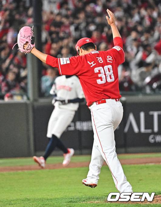 [OSEN=부산, 이석우 기자] 4일 부산 사직야구장에서 2026 신한 SOL KBO 리그 롯데 자이언츠와 SSG 랜더스의 경기가 열렸다. 홈팀 롯데는 비슬리가, 방문팀 SSG는 김건우가 선발 출전했다.SSG 랜더스 노경은이 7회말 2사 2루 롯데 자이언츠 유강남을 3루수 땅볼로 잡고 기뻐하고 있다. 2026.04.04 / foto0307@osen.co.kr