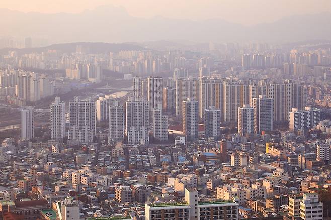 전세 부족과 입주 물량 감소가 겹치며 매수세가 특정 가격대로 쏠리는 ‘가격대별 쏠림 장세’가 뚜렷해지고 있다. 게티이미지