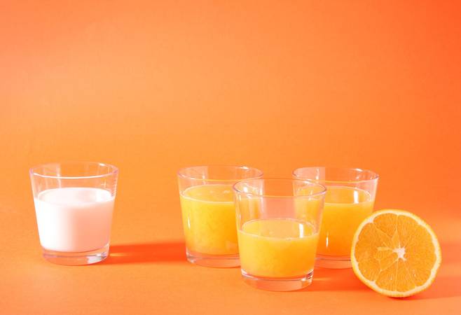 오렌지의 산성 성분은 우유의 칼슘 흡수를 방해해 영양 손실을 유발할 수 있다. 또한 산성 성분은 우유와 만나면 위장 내에서 단백질을 응고시키는 ‘커들링(curdling)’ 현상을 일으키는데, 이는 소화를 방해해 복부 팽만감을 유발할 수 있다. 클립아트코리아 제공