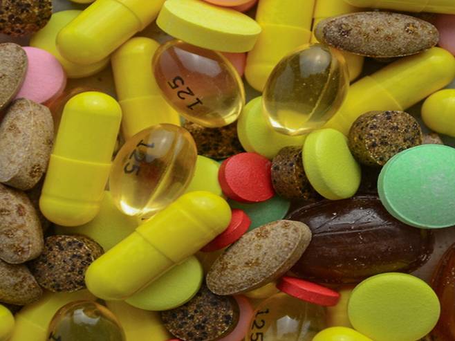 여러 영양제를 동시에 복용할 경우 간 대사 부담이 증가할 수 있다. 성분 중복 여부를 반드시 확인해야 한다. 게티이미지