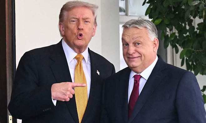 도널드 트럼프 미국 대통령(왼쪽)과 빅토르 오르반 헝가리 총리가 환한 표정으로 기념 촬영을 하고 있다. 오르반은 유럽 국가 정상들 가운데 트럼프와 가장 가까운 것으로 평가된다. 세계일보 자료사진