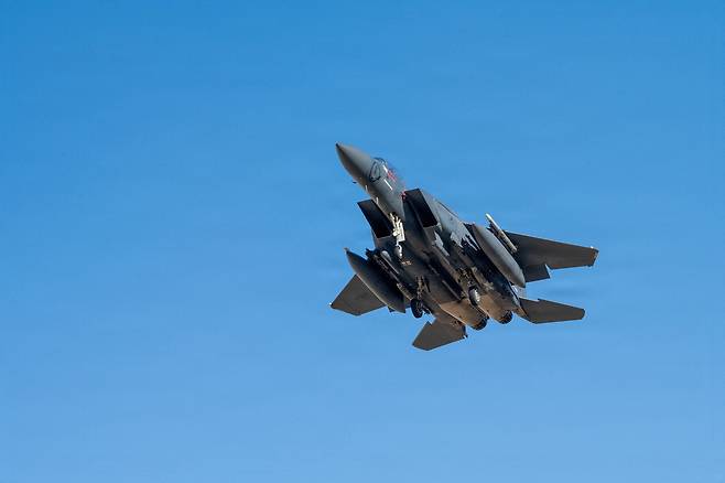 미국 공군의 ‘F-15E 스트라이크 이글 전투기’가 9일(현지 시간) 이란 전쟁에서 임무를 수행하고 있다. 로이터연합뉴스