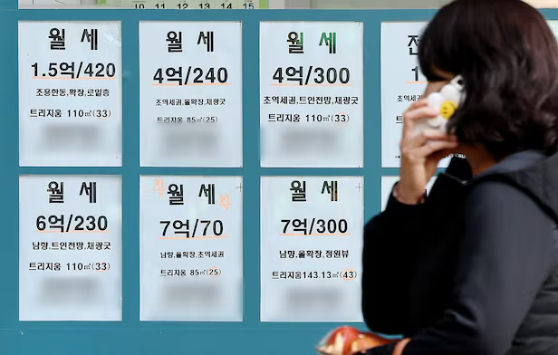 서울 송파구 한 부동산에 월세 안내문이 붙어있다. 뉴스1