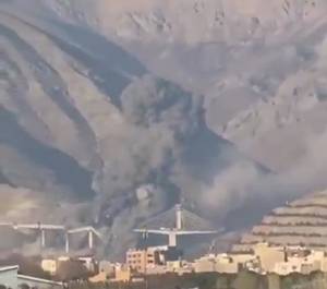 중동에서 가장 높은 다리로 지어져 완공을 앞둔 이란 테헤란 인근 B-1 교량이 2일(현지 시간) 미군의 폭격으로 무너져 내리고 있다. 도널드 트럼프 미국 대통령 트루스소셜 캡처