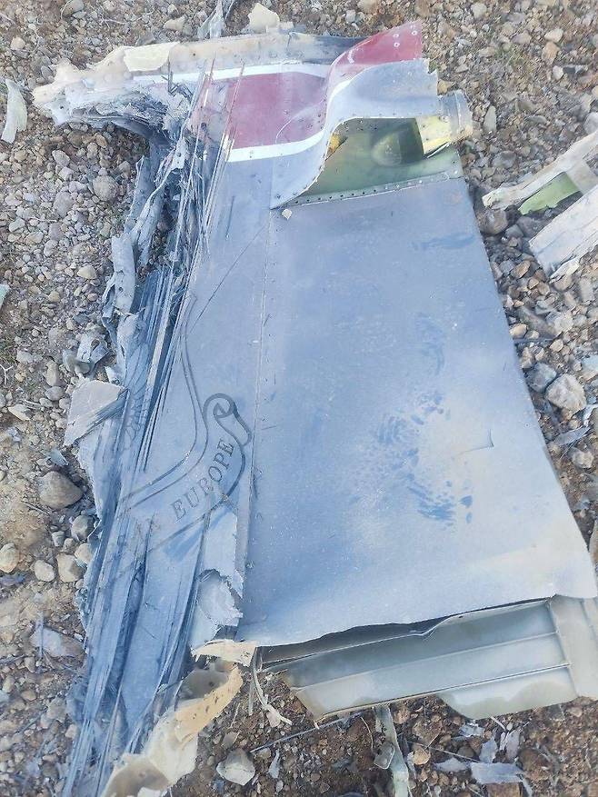 3일(현지 시간) 이란 측이 자신들이 격추한 미국 전투기 잔해라며 공개한 사진. 로이터연합뉴스