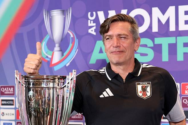 2026 AFC 여자 아시안컵 결승을 앞둔 지난달 20일 호주 시드니에서 열린 공식 기자회견에서 일본 여자대표팀을 이끄는 닐스 닐센 감독이 트로피와 함께 포즈를 취하고 있다. AFP