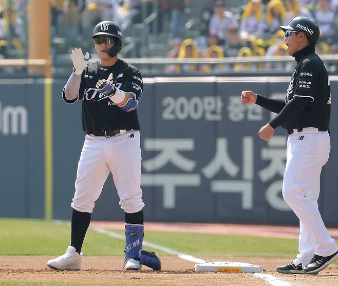 ▲ 한승택이 포수 마스크를 쓰면서 주전 포수 장성우는 더 공격에 전념할 수 있는 효과까지 낳고 있다 ⓒ연합뉴스