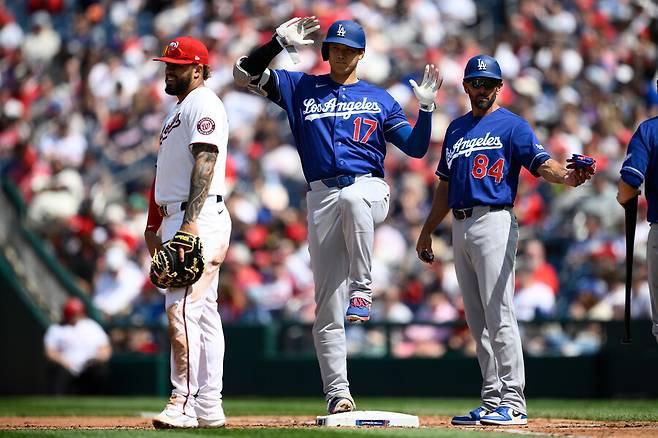 ▲ 오타니 쇼헤이(가운데)는 홈런 포함 멀티히트로 LA 다저스의 대승을 이끌었다. ⓒ연합뉴스/AP