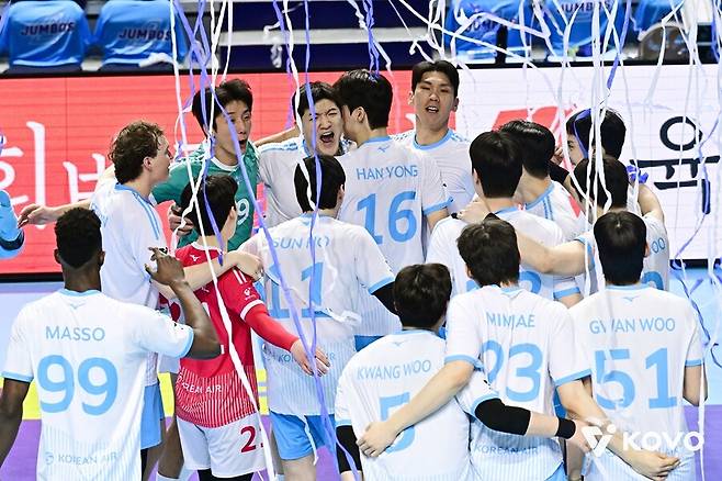 ▲ 승리 후 기뻐하는 대한항공 선수단 ⓒKOVO