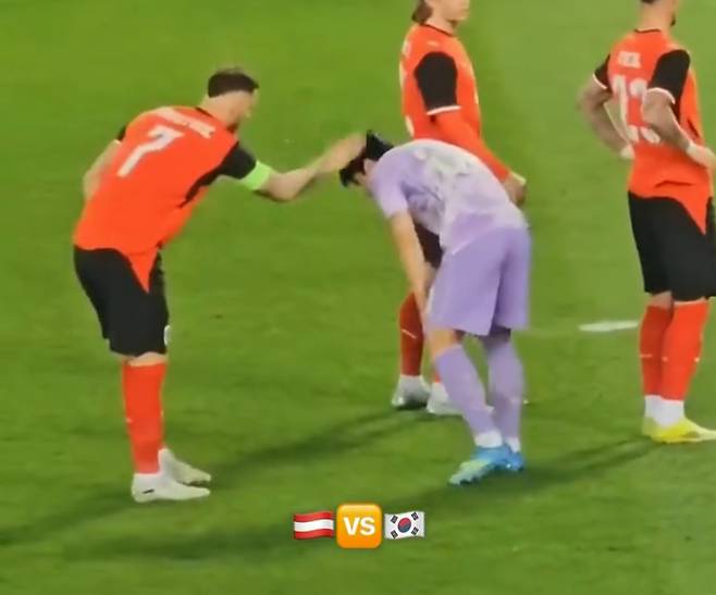 지난 1일 오스트리아 빈에서 열린 한국과 오스트리아의 A매치 평가전 도중 상대 선수에게 뒤통수를 가격당하고 있는 설영우. /사진=츠르베나 즈베즈다 SNS 캡처