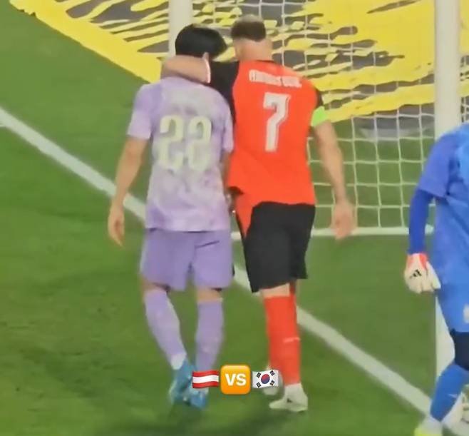 지난 1일 오스트리아 빈에서 열린 한국과 오스트리아의 A매치 평가전 도중 어깨동무를 한 채 대화를 나누고 있는 설영우(왼쪽)와 마르코 아르나우토비치. 둘은 츠르베나 즈베즈다 소속이다. /사진=츠르베나 즈베즈다 SNS 캡처