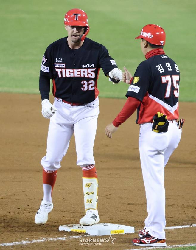 2026 신한 SOL Bank KBO리그 LG 트윈스 대 KIA 타이거즈 경기가 31일 서울 잠실야구장에서 열렸다. KIA 데일이 3회초 2사 1,3루에서 1타점 적시타를 날리고 출루한 후 김연훈 코치의 환영을 받고 있다. /사진=김진경 대기자