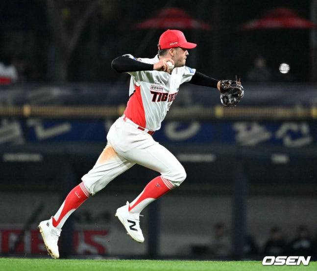 KIA 데일이 3일 광주 NC전 4회초 1사에서 김형준의 땅볼 타구를 잡아 송구하고 있다.