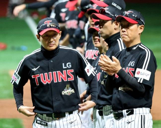 염경엽 감독(왼쪽)이 4일 고척 홈 개막전 행사에 참여하는 모습. /사진=강영조 선임기자