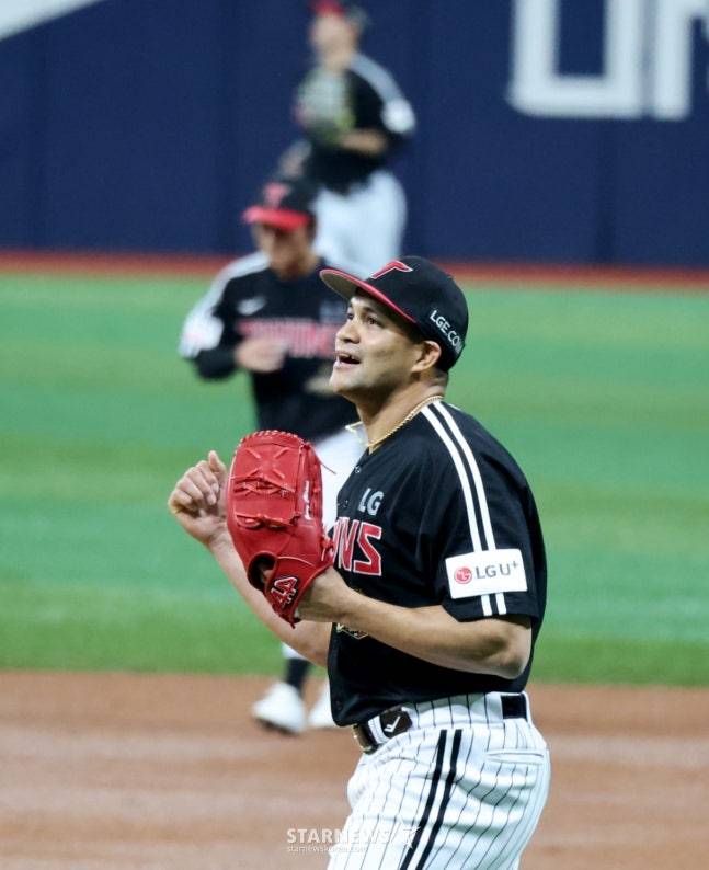 3일 1회 위기를 넘긴 치리노스가 기쁨을 나타낸 모습. /사진=강영조 선임기자