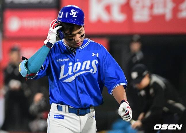 삼성 김영웅이 4일 수원 KT전 6회초 2사 3루에서 삼진당한 후 아쉬움을 나타냈다.