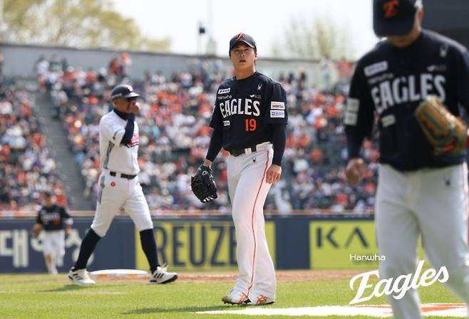 한화 선발 왕옌청이 4일 잠실 두산전에서 투구 후 마운드를 내려가고 있다. /사진=한화 이글스 제공