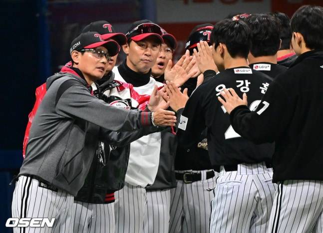 경기종료 후 염경엽 LG 감독(왼쪽)이 우강훈과 하이파이브를 하고 있다.