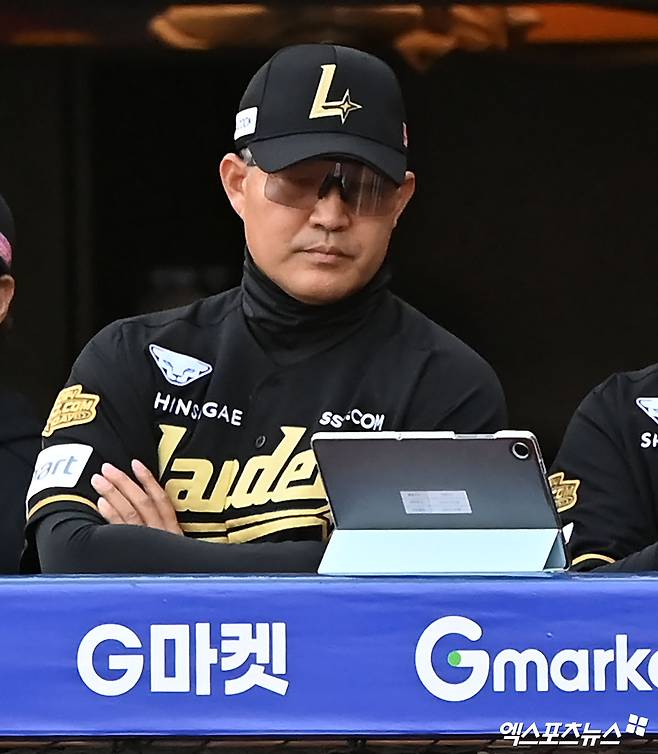 이숭용 SSG 랜더스 감독이 KBO가 경기 중 제공하는 태블릿 PC를 통해 ABS 판정을 확인하는 모습. 사진 엑스포츠뉴스 DB