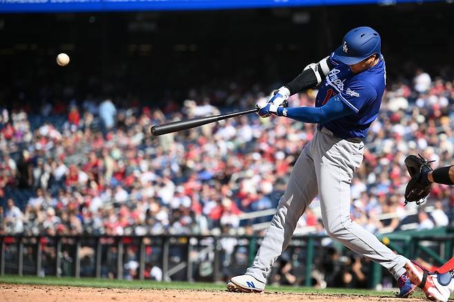 LA 다저스 이도류 슈퍼스타 오타니 쇼헤이가 4일 미국 워싱턴 D.C. 내셔널스 파크에서 열린 2026 메이저리그 워싱턴 내셔널스와 원정 경기에 1번 지명타자로 선발 출전해 시즌 첫 홈런을 쏘아 올렸다. 오타니는 이날 경기 전까지 1할대 타율로 추락과 동시에 장타와 타점이 나오지 않아 우려를 자아냈다. 하지만 오타니는 마수걸이포를 때린 뒤 하늘에 두 손으로 기도하는 제스처까지 취하면서 타격 부진 탈출을 예고했다. 연합뉴스