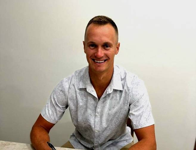 한화 이글스가 4일 수비 도중 햄스트링 근육 파열로 장기 이탈한 외국인 투수 오웬 화이트의 임시 대체 외국인 투수로 잭 쿠싱을 영입했다고 공식 발표했다. 한화 김경문 감독은 잭 쿠싱의 합류를 반기면서 다음 주말 등판 가능성에 대해선 말을 아꼈다. 한화는 오는 5일 잠실 두산 베어스전에서 대체 선발 한 자리를 채워야 한다. 한화는 4일 경기 선발 라인업에서 주전 유격수 심우준을 빼고 이도윤의 이름을 넣었다. 심우준은 왼쪽 내전근 통증으로 경기 후반 대수비로 출전할 전망이다. 한화 이글스