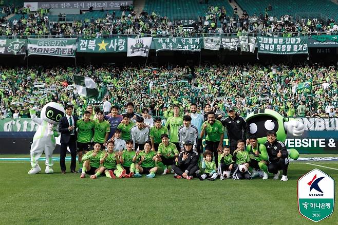 통산 100번째 '현대가 더비'의 주인공은 전북현대 공격수 이승우였다. 전북은 이승우의 환상 드리블 돌파에 이은 득점으로 라이벌 울산HD를 제압하고 리그 선두권 경쟁에 불을 지폈다. 정정용 감독이 이끄는 전북은 4일 전주월드컵경기장에서 열린 하나은행 K리그1 2026 6라운드 홈 경기에서 울산을 2-0으로 제압했다. 이로써 전북은 3연승과 함께 승점 11(3승2무1패)을 기록, 선두 FC서울(승점 12)을 승점 1점 차로 바짝 추격했다. 반면 울산은 개막 무패 행진이 끊기며 승점 10(3승1무1패)에 머물렀다. 한국프로축구연맹