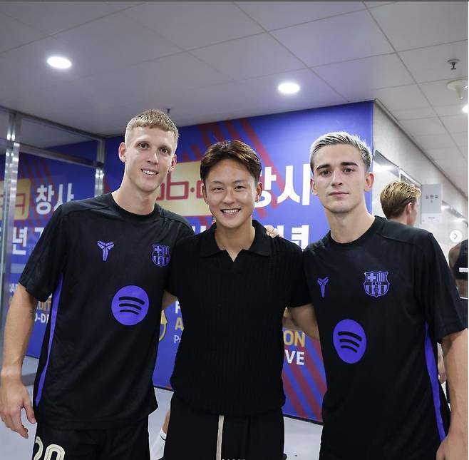 통산 100번째 '현대가 더비'의 주인공은 전북현대 공격수 이승우였다. 전북은 이승우의 환상 드리블 돌파에 이은 득점으로 라이벌 울산HD를 제압하고 리그 선두권 경쟁에 불을 지폈다. 정정용 감독이 이끄는 전북은 4일 전주월드컵경기장에서 열린 하나은행 K리그1 2026 6라운드 홈 경기에서 울산을 2-0으로 제압했다. 이로써 전북은 3연승과 함께 승점 11(3승2무1패)을 기록, 선두 FC서울(승점 12)을 승점 1점 차로 바짝 추격했다. 반면 울산은 개막 무패 행진이 끊기며 승점 10(3승1무1패)에 머물렀다. SNS