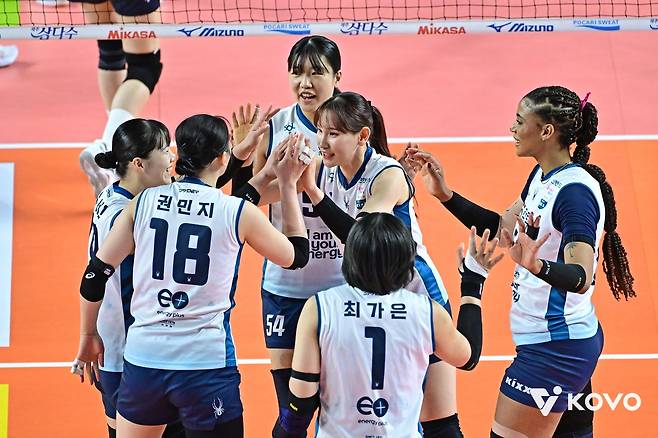 득점 후 기뻐하는 GS칼텍스 선수들 [한국배구연맹 제공. 재판매 및 DB 금지]
