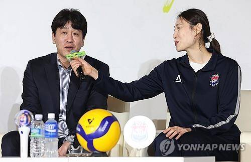 포스트시즌 미디어데이에서 각오 밝히는 김종민 전 감독 [한국배구연맹 제공. 재판매 및 DB 금지]