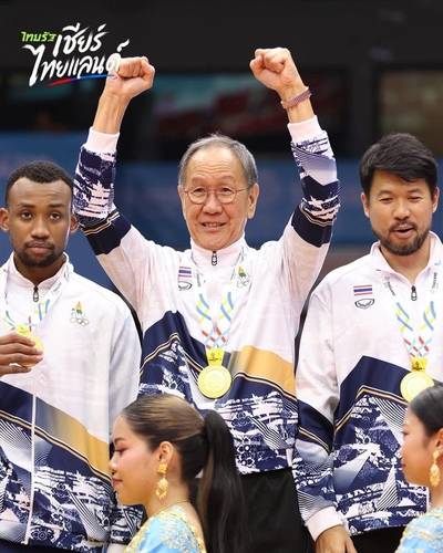 SEA게임서 태국 남자배구 대표팀의 우승을 이끈 박기원 감독(중앙) [페이스북 팬페이지 The sportory 제공. 재판매 및 DB 금지]