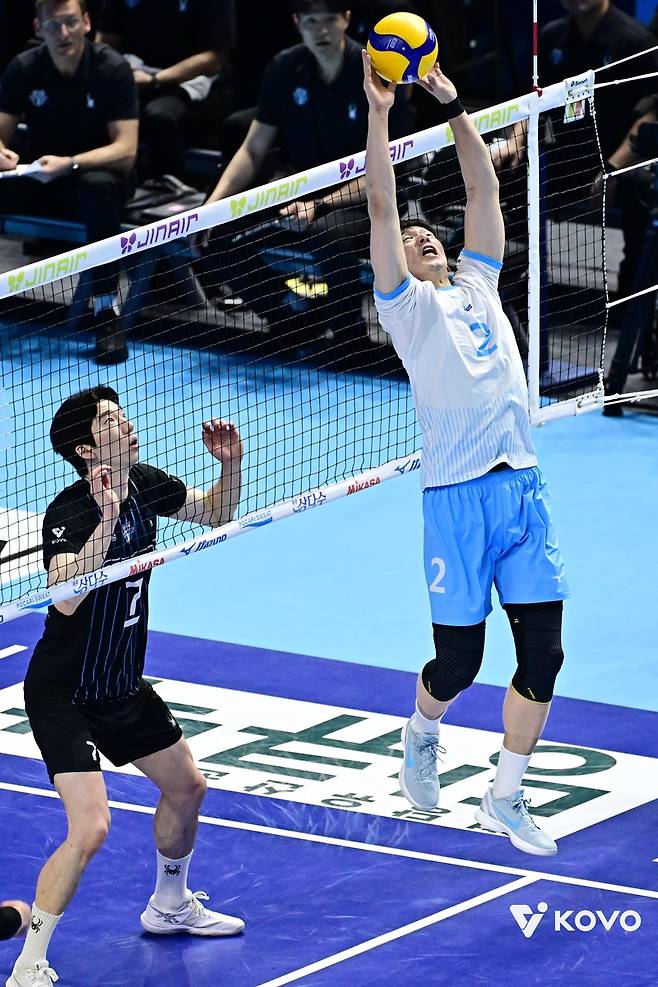 토스하는 대한항공의 한선수(오른쪽) [한국배구연맹 제공. 재판매. DB 금지]