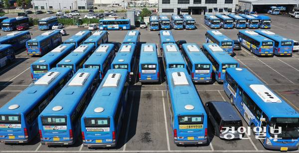 연간 3천억원 규모에 달하는 버스 요금을 정산하는 교통카드 사업자 선정 과정을 인천시가 민간에 맡긴 채 뒷짐만 지고 있다. 사진은 인천시 중구의 한 대형 차고지에 버스들이 주차되어 있는 모습. /경인일보DB
