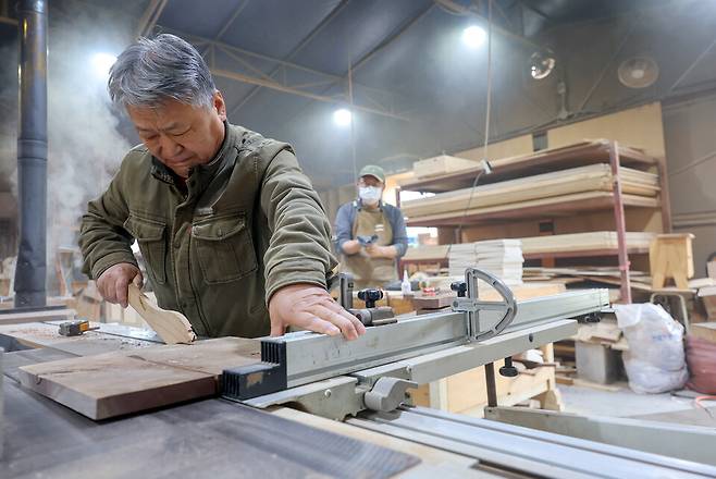 ▲&nbsp;안산시 단원구 4·16 목공소에서 유가족과 관계자들이 다양한 목공 제품을 만들고 있다./전광현 기자 maggie@incheonilbo.com