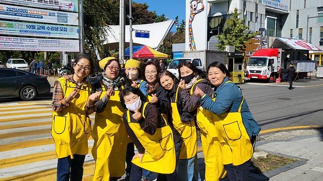 ▲ 4·16가족나눔봉사단원들./사진제공=4·16가족나눔봉사단