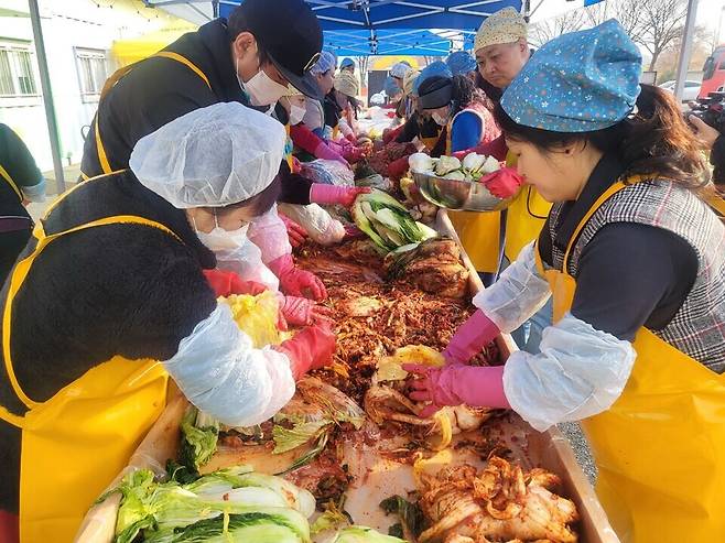 ▲&nbsp;4·16가족나눔봉사단원들이 김장 봉사활동을 하고 있는 모습./사진제공=4·16가족나눔봉사단