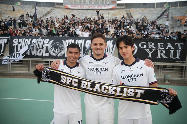 4일 화성종합경기타운주경기장서 열린 K리그2 6라운드 경기서 화성을 상대로 골을 성공시킨 성남의 빌레로(사진 왼쪽부터), 안젤로티, 이준상이 경기후 기념촬영을 하고 있다. 사진=한국프로축구연맹