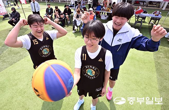 중등부 선수가 볼 묘기를 선보이고 있다. 김경민기자