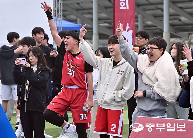 관중들이 참가선수들을 응원하고 있다. 김경민기자