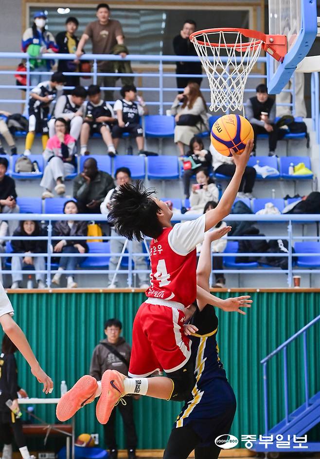 5일 오후 용인시청에서 열린 2026 용인시 조아용 위너볼 3x3 농구대회에 참여한 선수가 슈팅을 시도하고 있다. 임채운기자